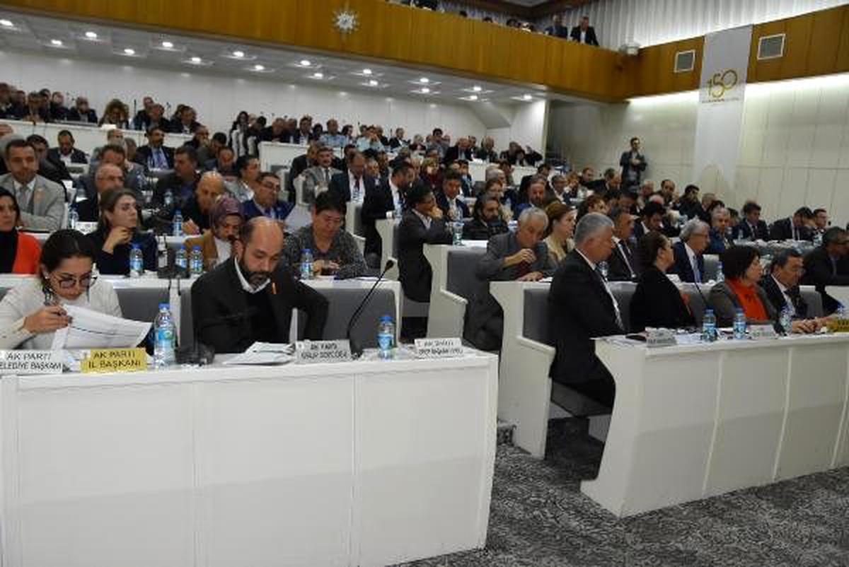 İzmir\'de Büyükşehir Belediyesi suya yüzde 15 oranında zam yapılmasına karar verdi