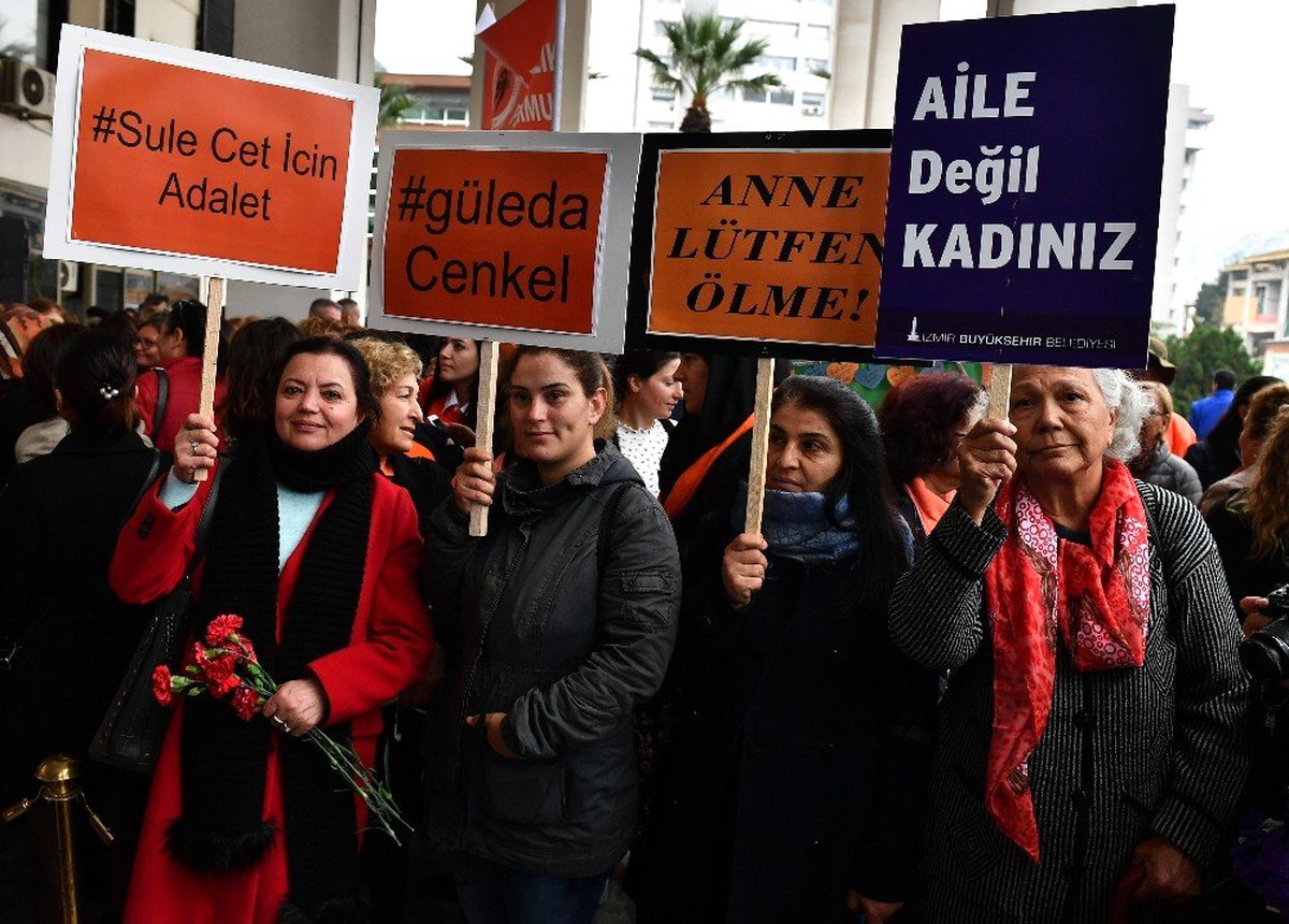 İzmirli kadınlar, kadına şiddet için buluştu