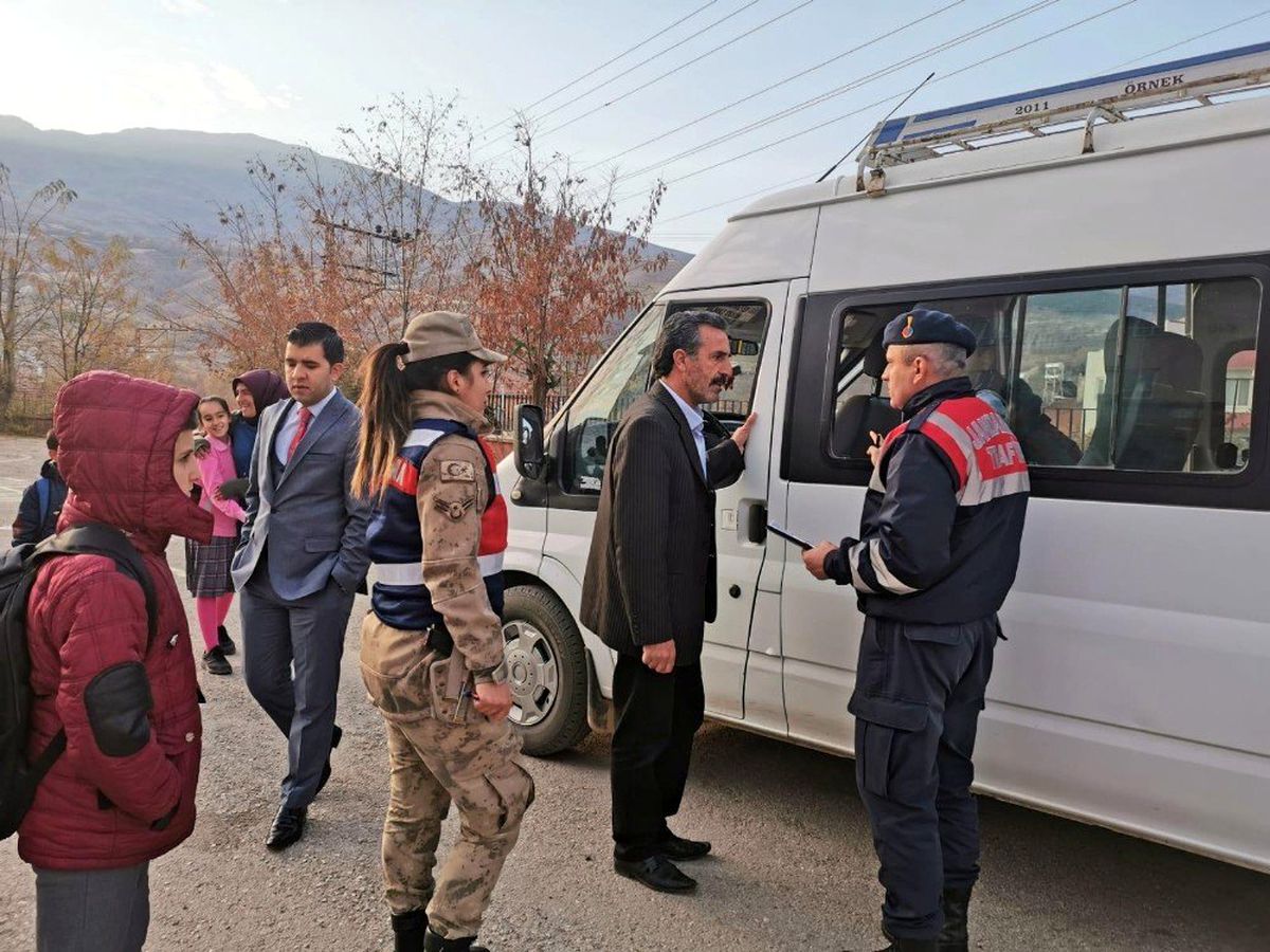 Jandarma ekipleri servisleri denetledi, öğretmenleri ziyaret etti