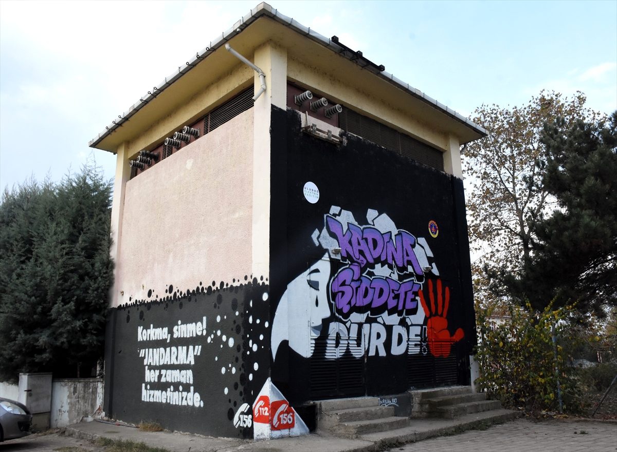 Kadın astsubaylar trafo binasına grafiti yaparak şiddete dikkat çekti
