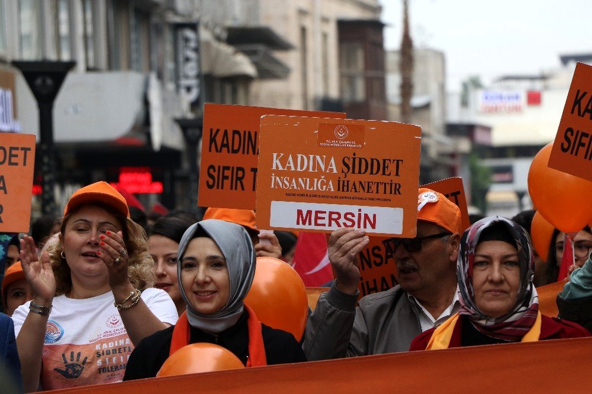 Kadına şiddete karşı \'turuncu balonlarla\' yürüyüş