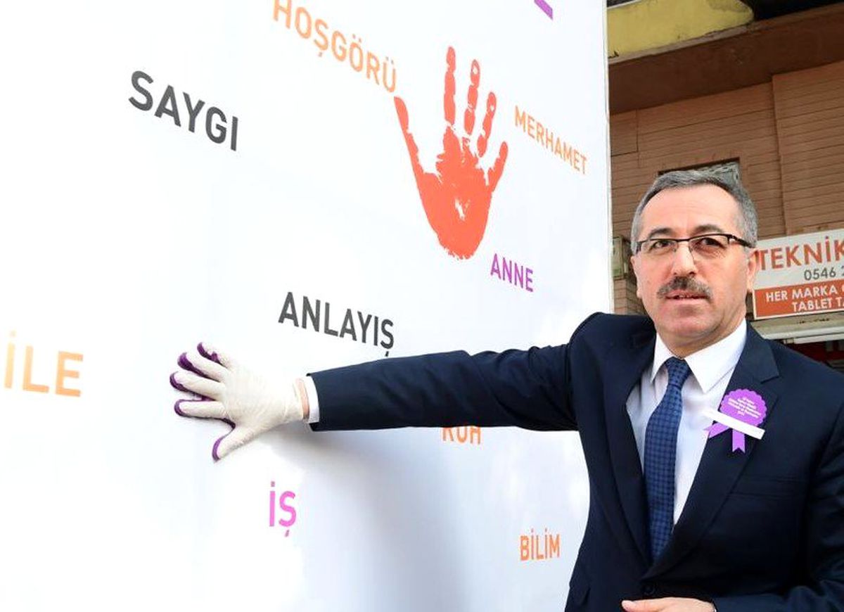 Kadına yönelik şiddete dikkat çekmek için gökyüzüne balon bıraktılar