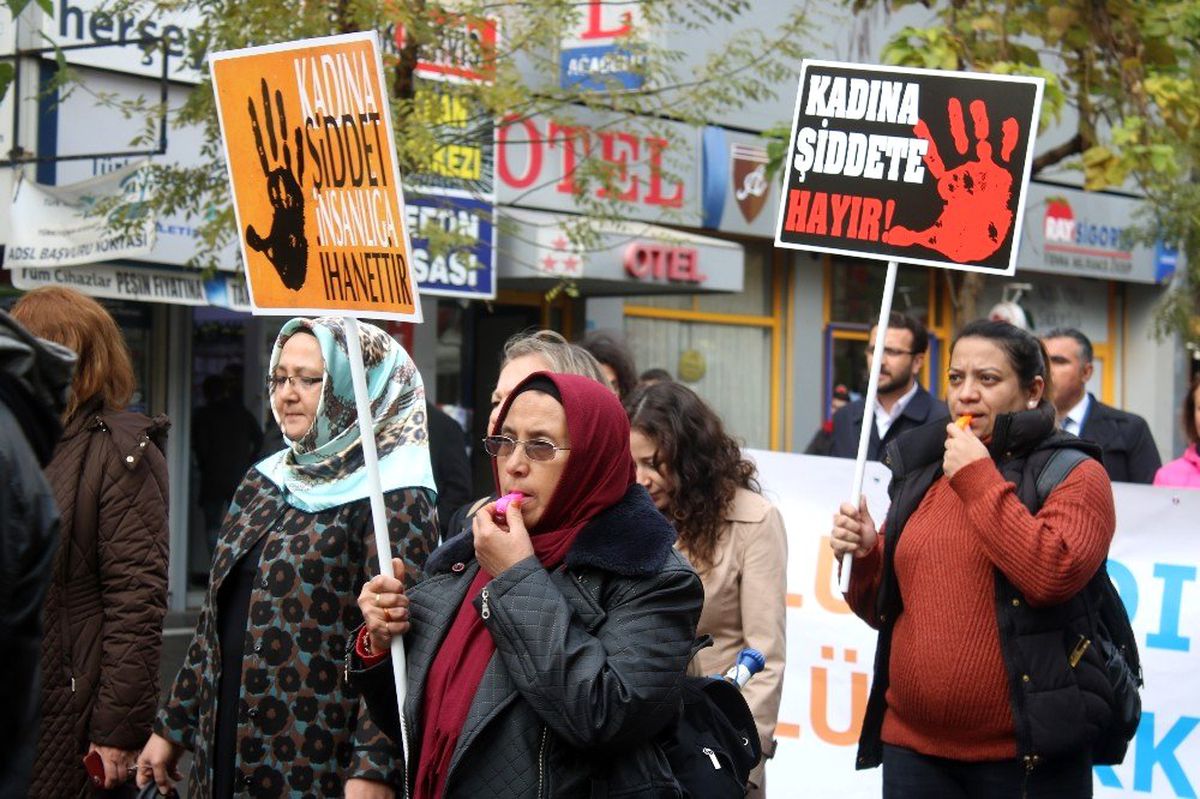 Kadına yönelik şiddete düdükle \'hayır\' dediler