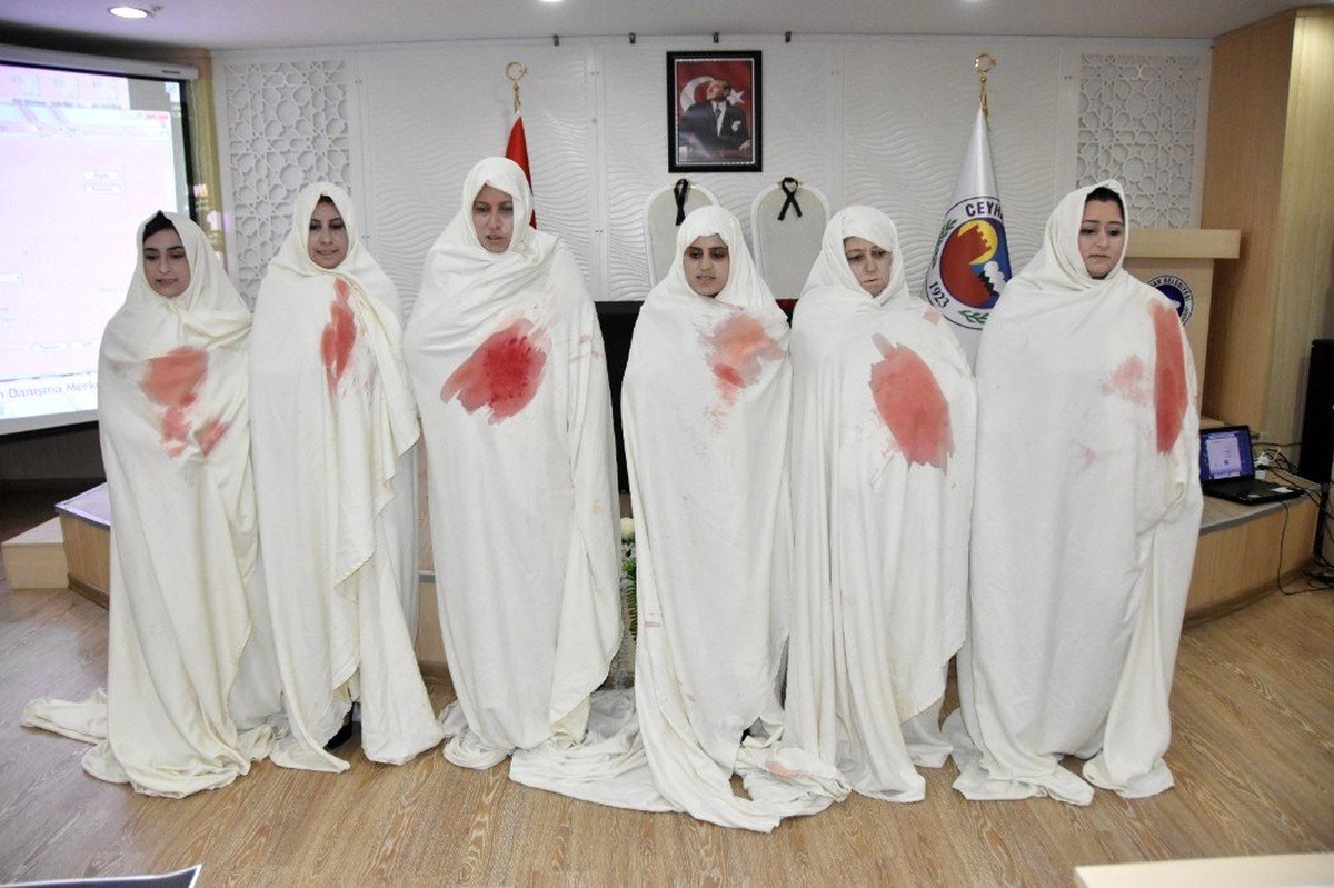 Kanlı kefen giyip kadına şiddete tepki gösterdiler