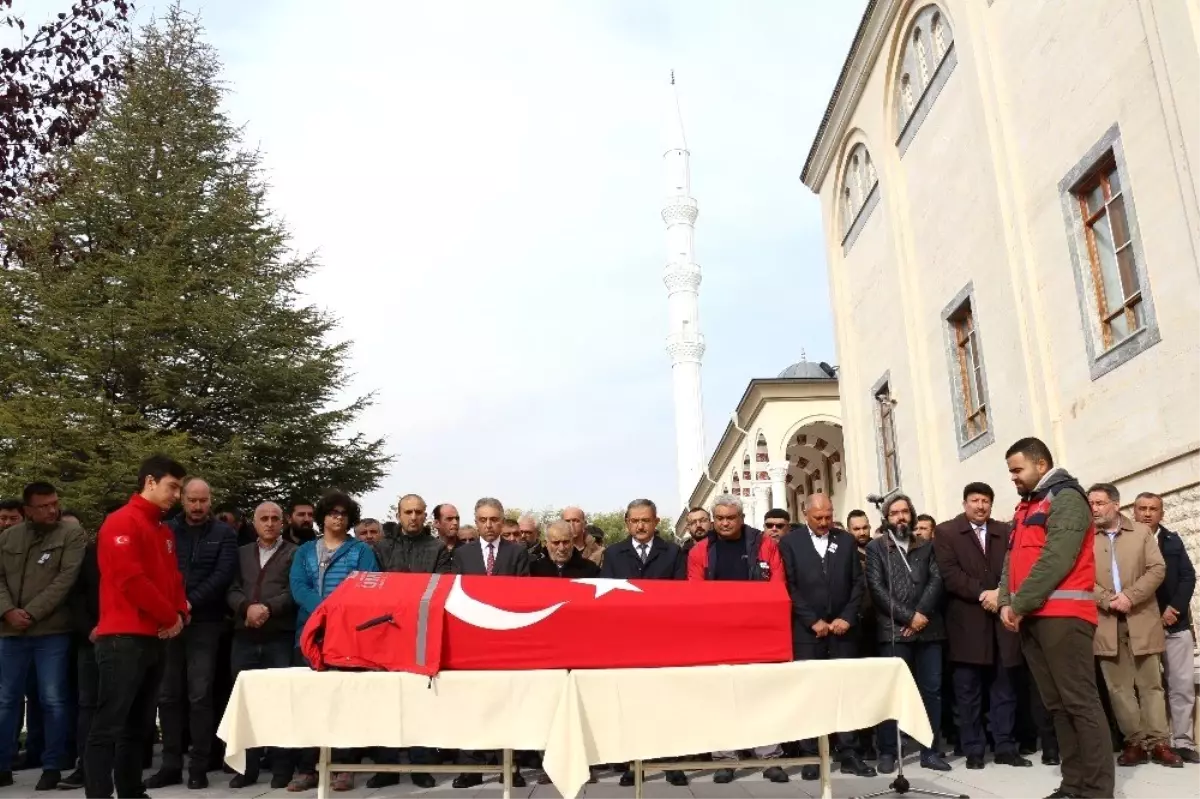 Kansere yenik düşen doktor mesai arkadaşları tarafından uğurlandı