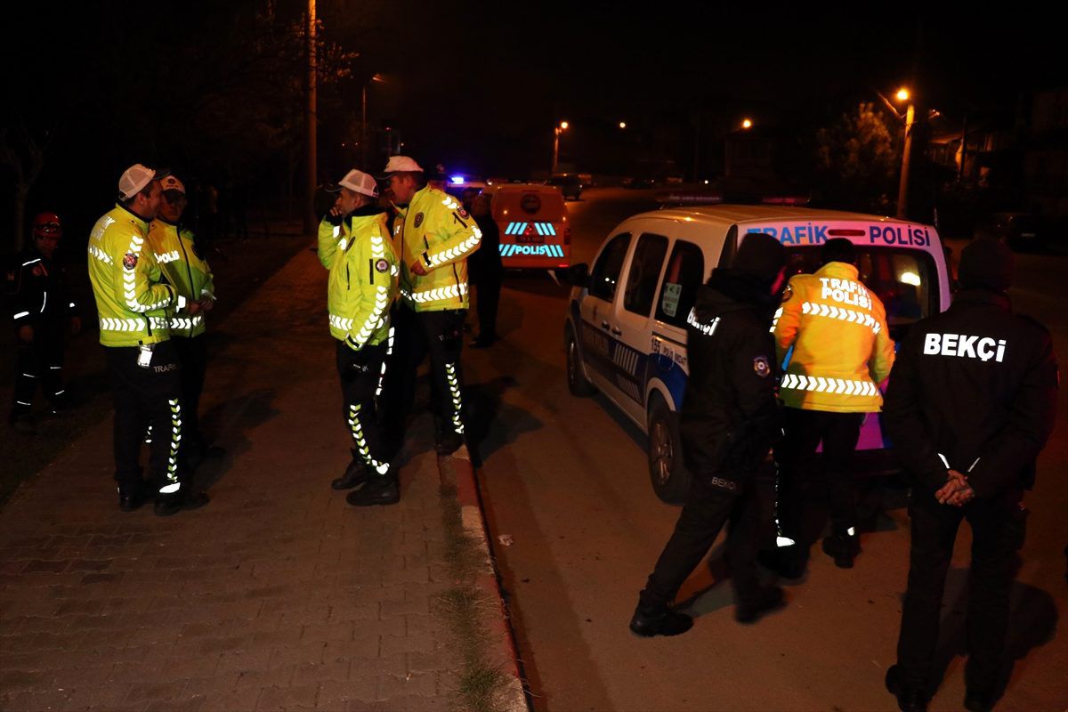 Karabük\'te kaza yapan panelvanın sürücüsü aracını bırakıp kaçtı