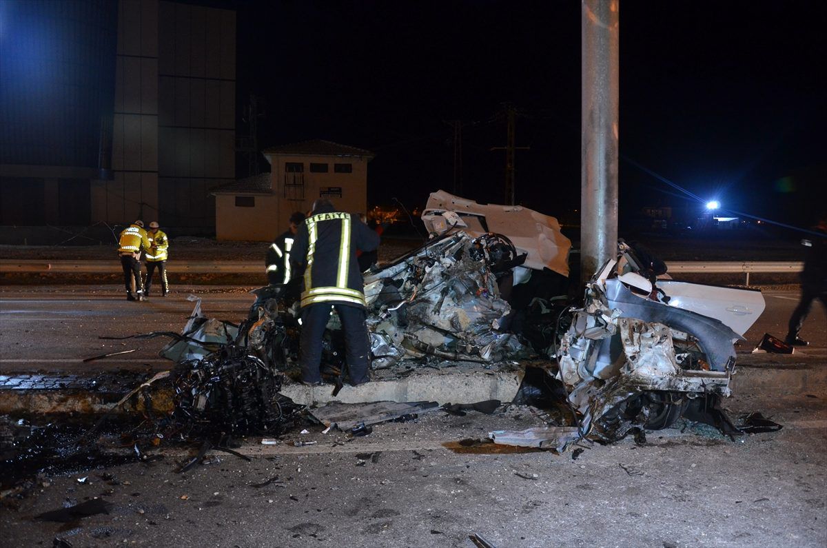 Karaman\'da yön levhasına çarpan otomobilin sürücüsü yaralandı