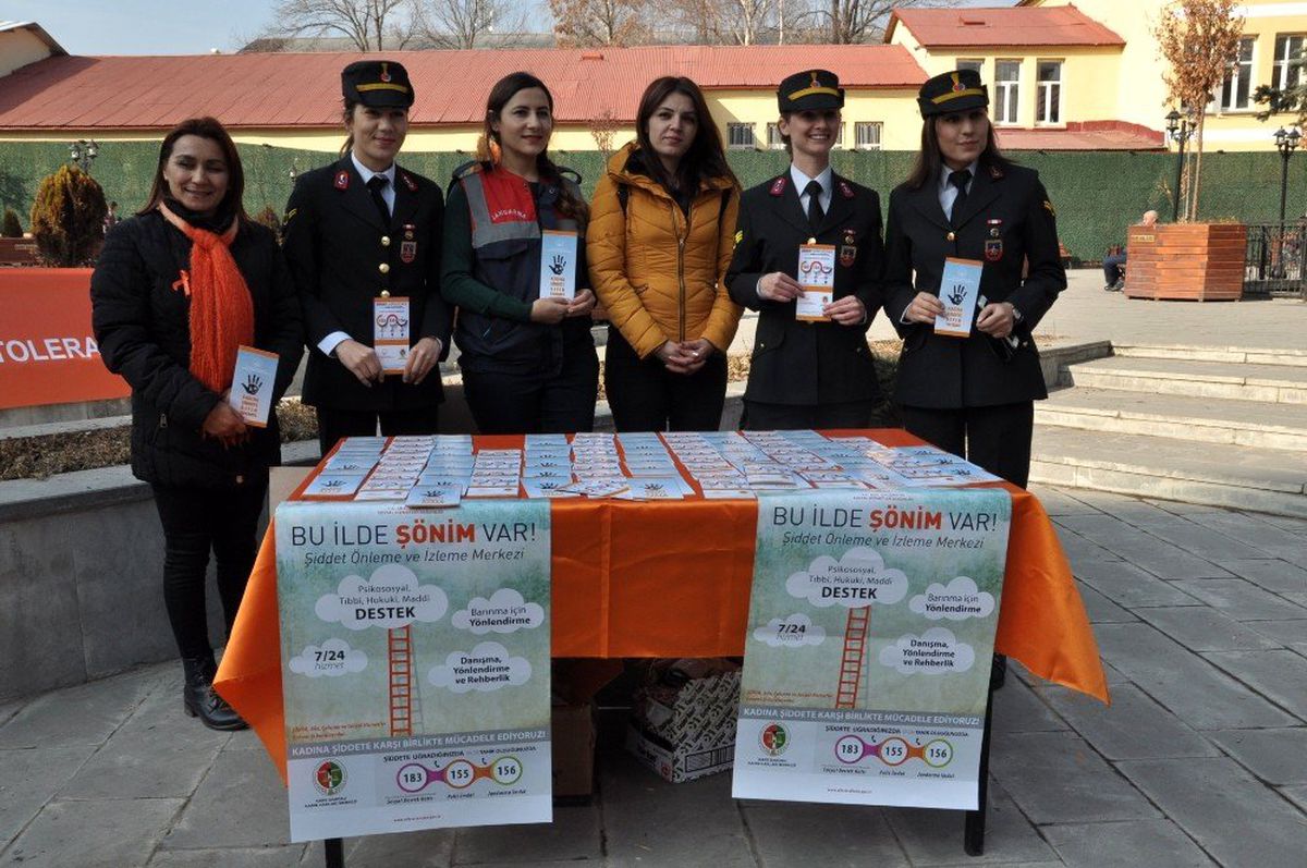Kars\'ta kadına şiddete dikkat çekildi