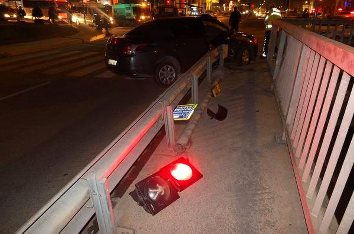 Kavşakta 2 otomobil çarpıştı: 3 yaralı