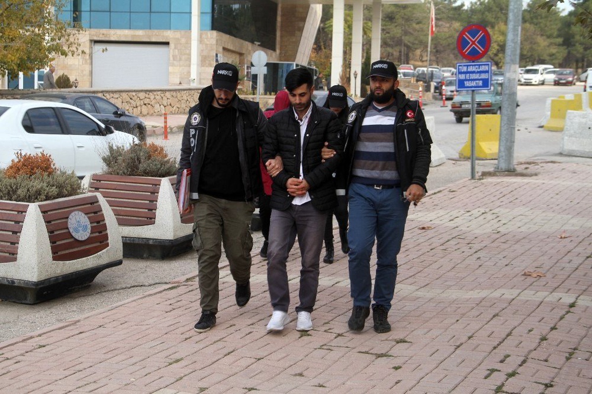 Kavurma arası uyuşturucu polise takıldı