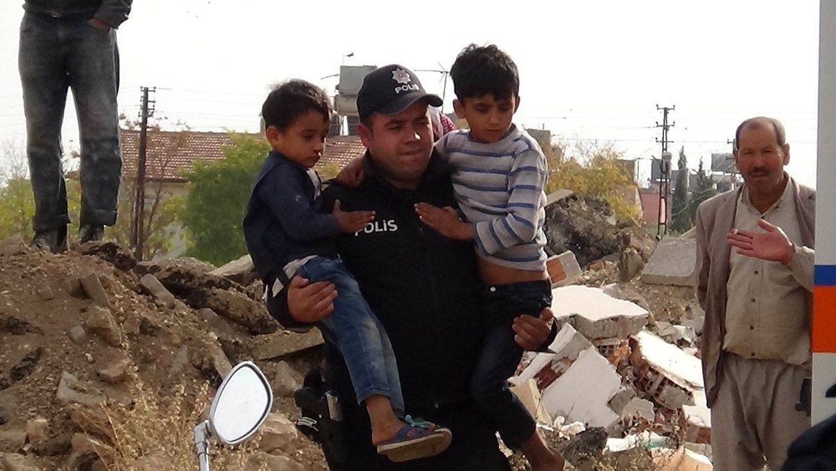 Kilis\'te çocuklar alev kapanından kurtarıldı