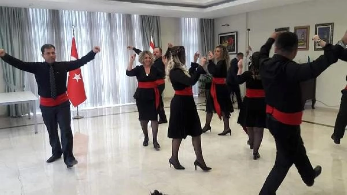 KKTC\'de Büyükelçilik rezidansında zeybekli Öğretmenler Günü kutlaması
