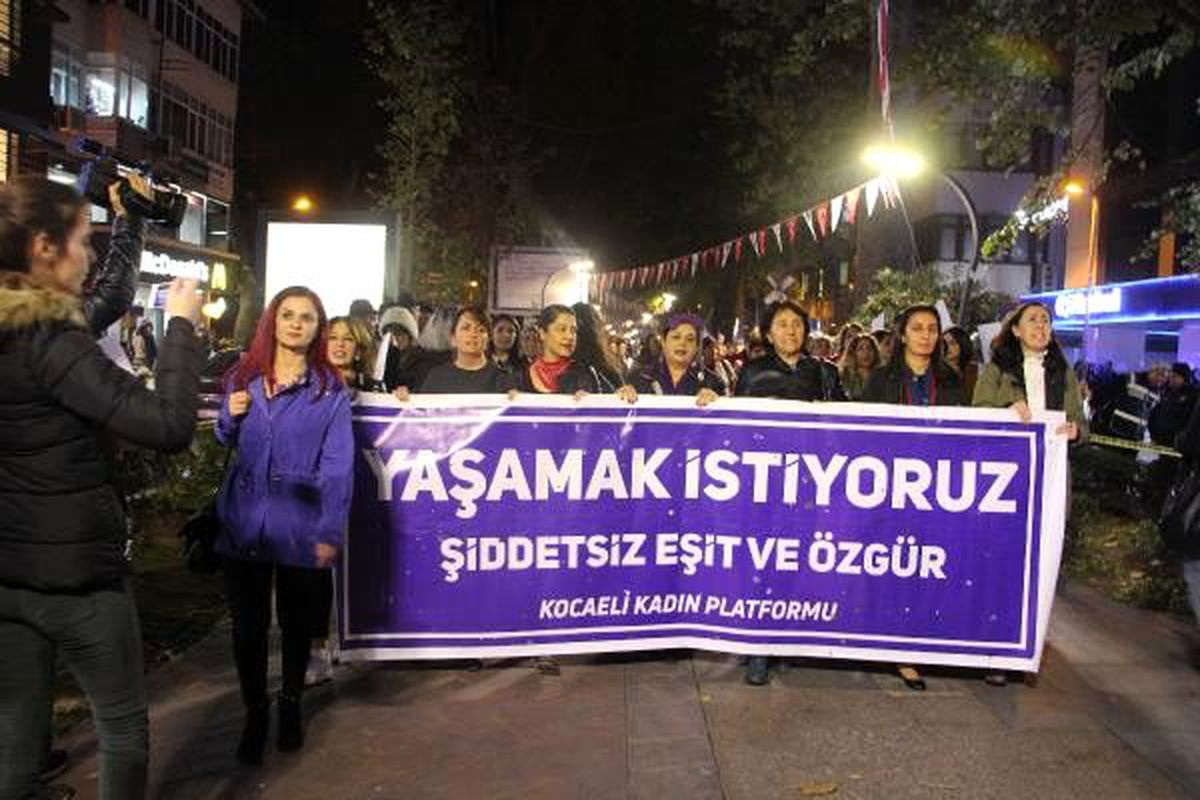 Kocaeli\'de kadınlar, kadına şiddete karşı yürüdü