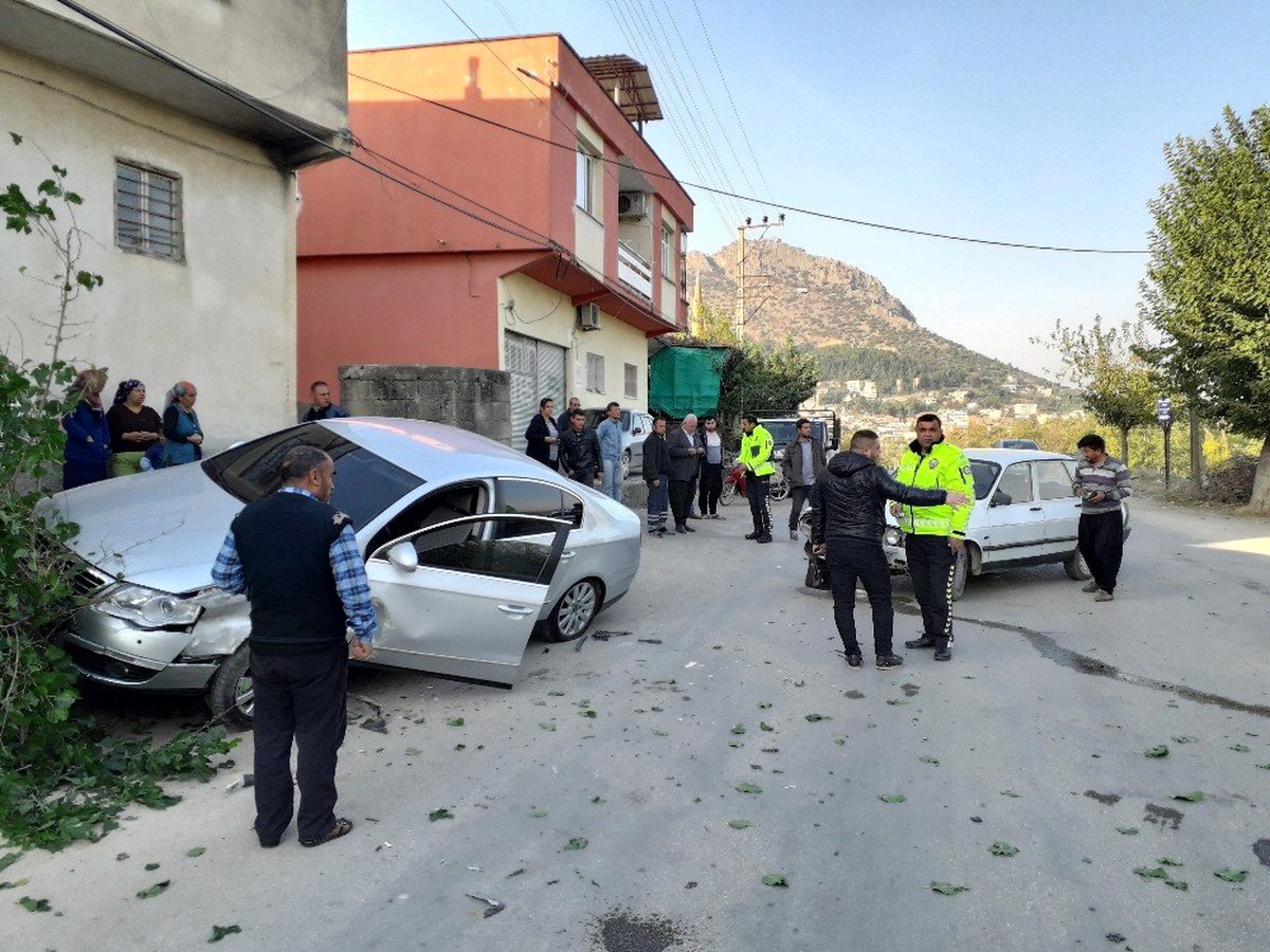 Kozan\'da otomobiller kafa kafaya çarpıştı: 1 yaralı
