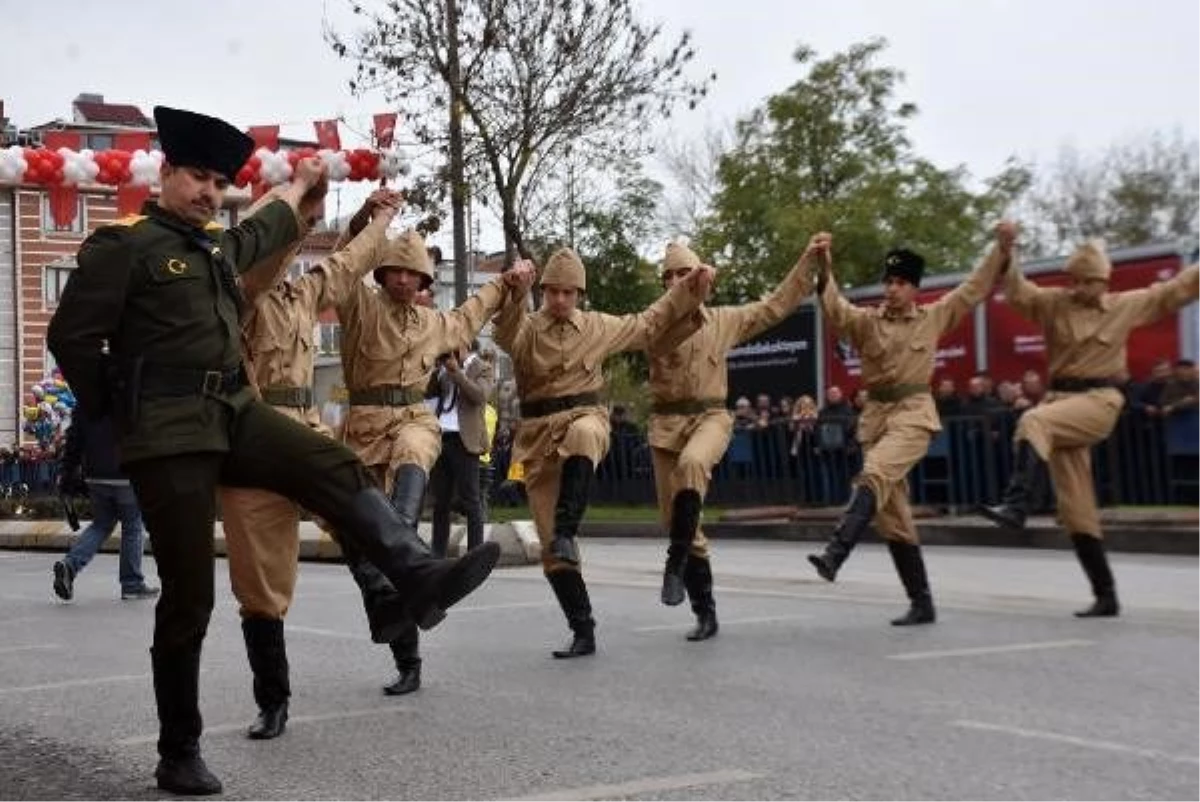 Kurtuluş töreninde dağıtılan şekerlemeleri almak için çabaladılar