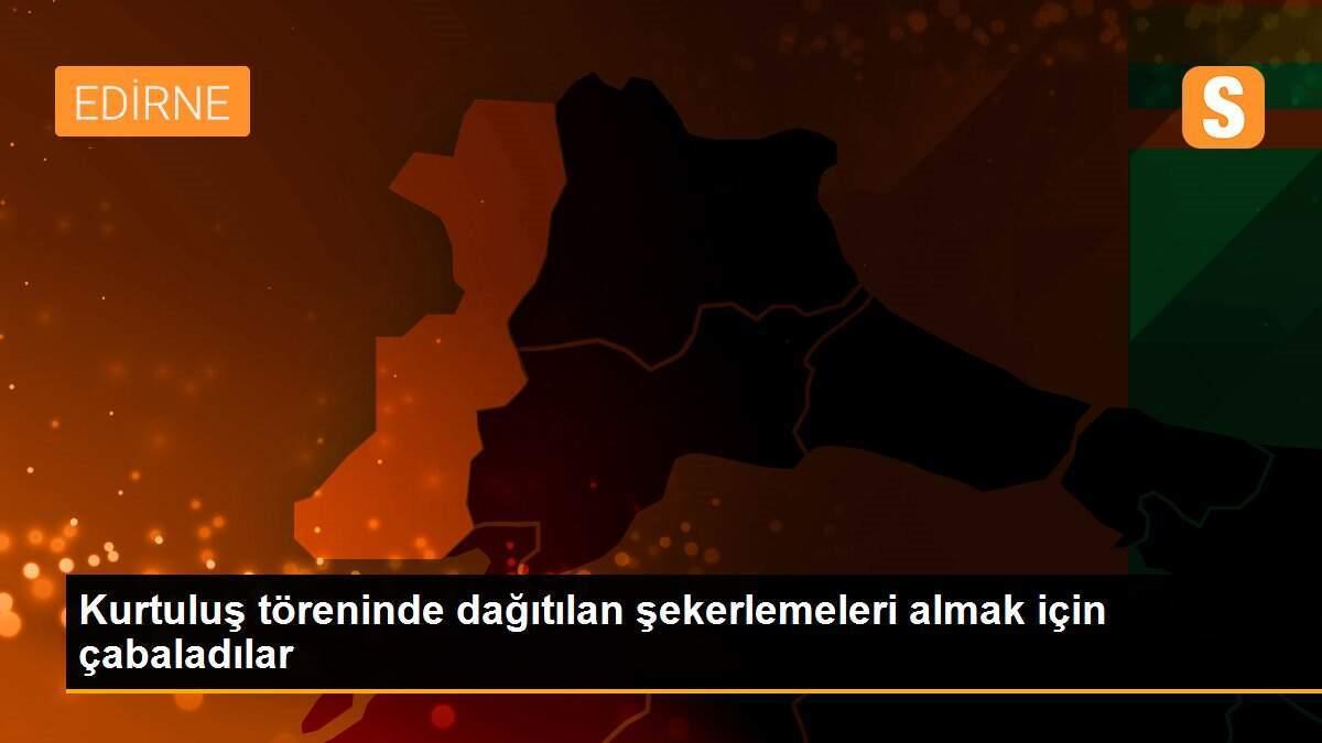 Kurtuluş töreninde dağıtılan şekerlemeleri almak için çabaladılar