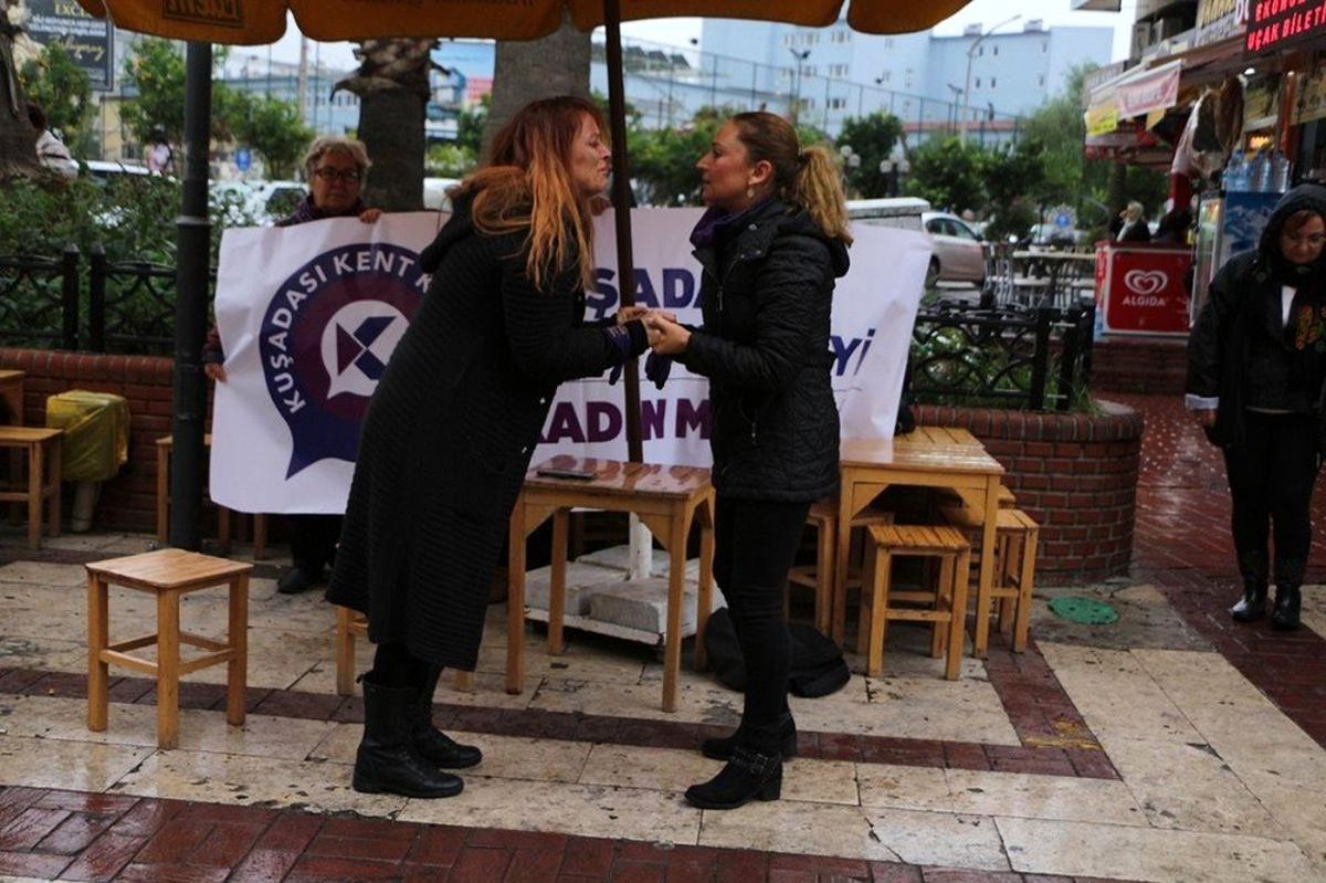 Kuşadası "Kadına yönelik şiddete hayır" dedi