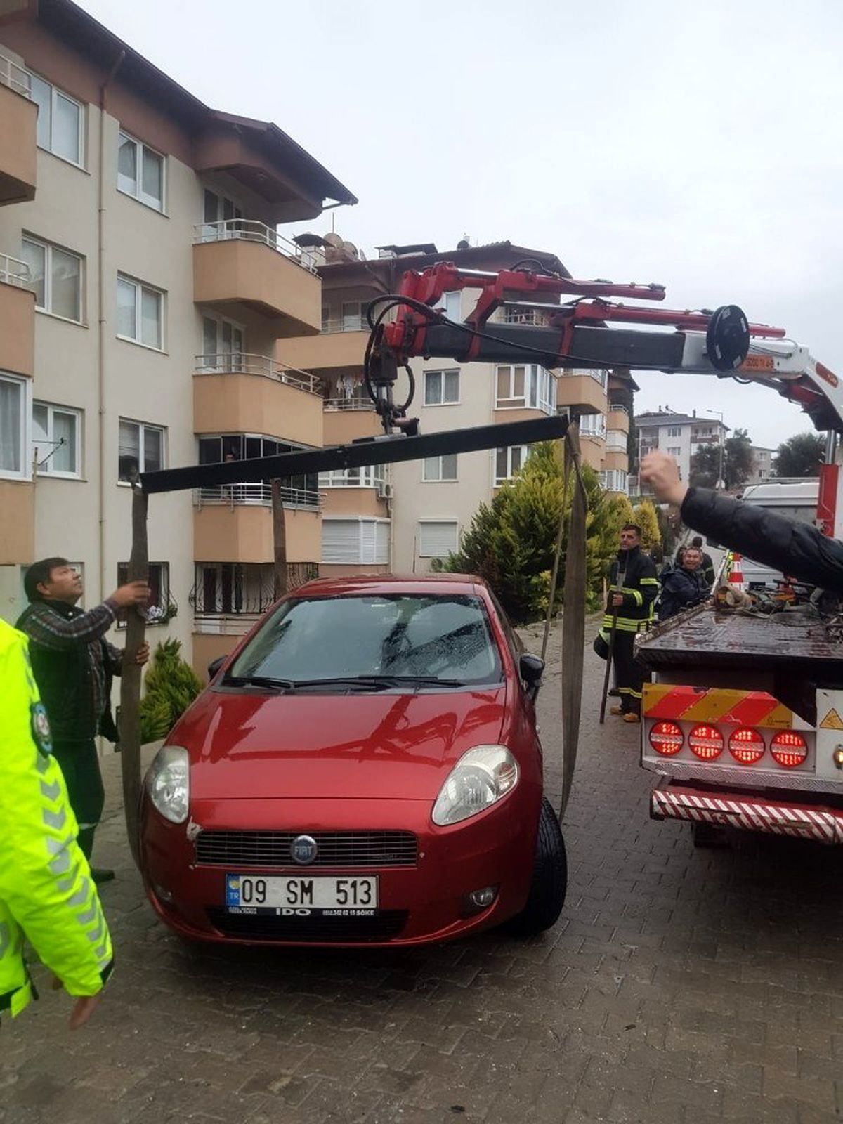 Kuşadası\'nda istinat duvarı çöktü