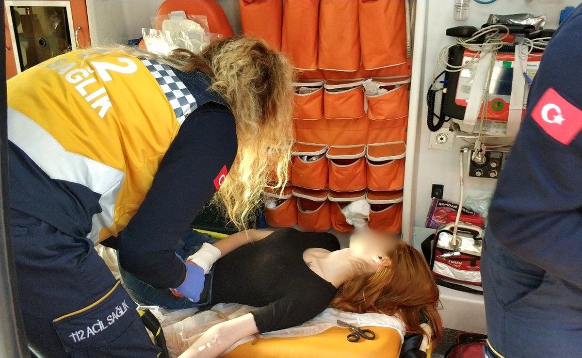 Lise öğrencisi genç kız adliyede jiletle bileklerini kesti
