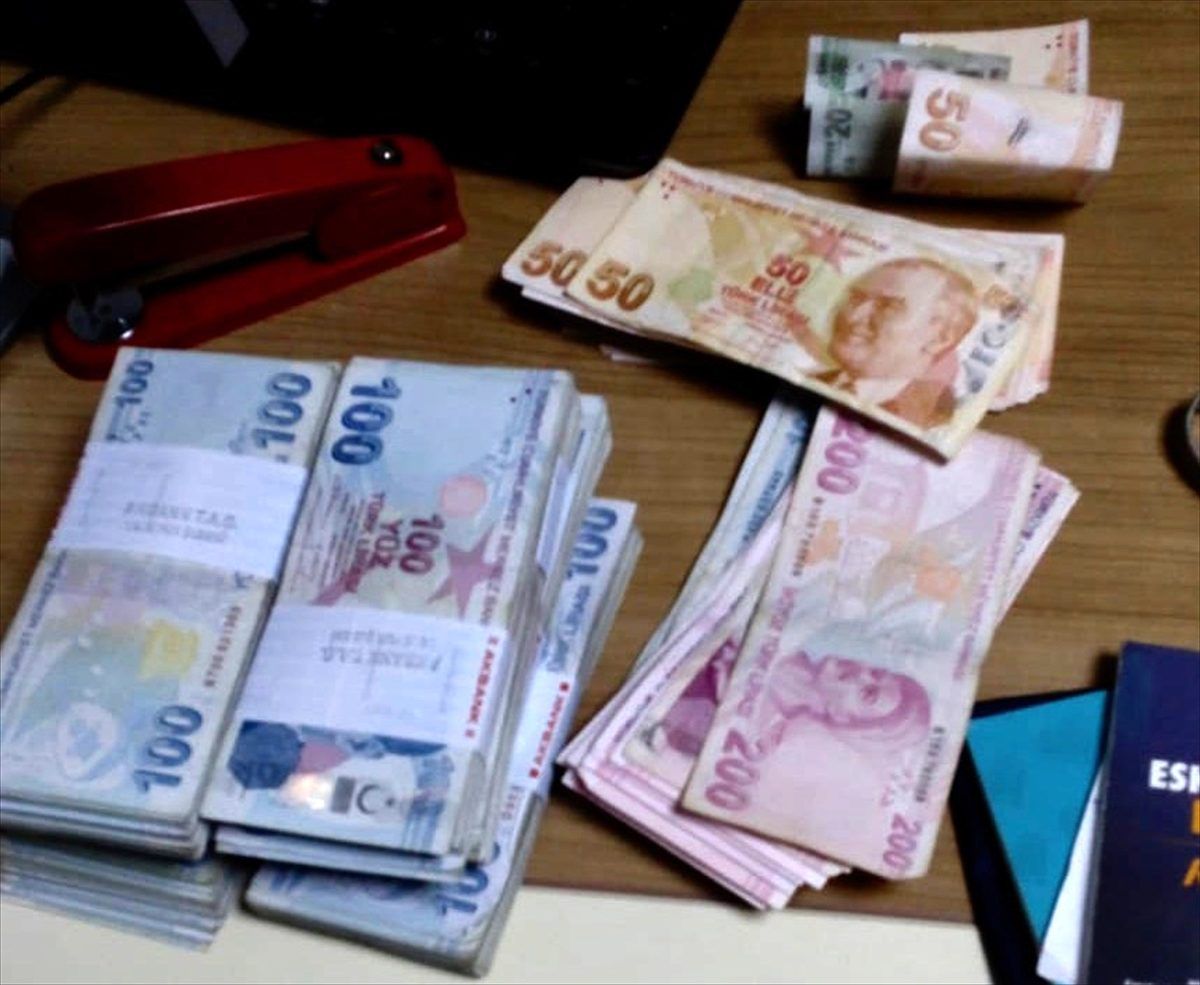 Lokantada unutulan içi para dolu çanta sahibi bulunarak teslim edildi