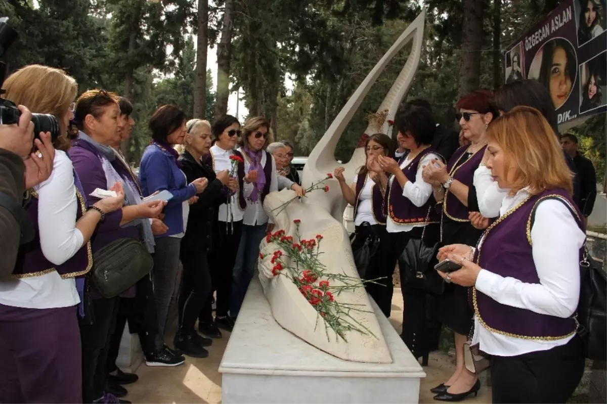 Mersin\'de erkekler tarafından katledilen kadınlar, mezarları başında anıldı