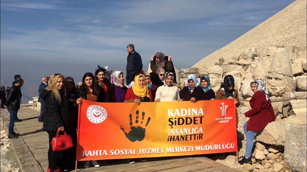 Nemrut Dağı zirvesinde kadına karşı şiddete dikkati çektiler