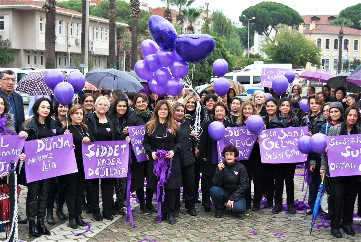 Ödemiş\'te kadına şiddete karşı mor balon uçuruldu