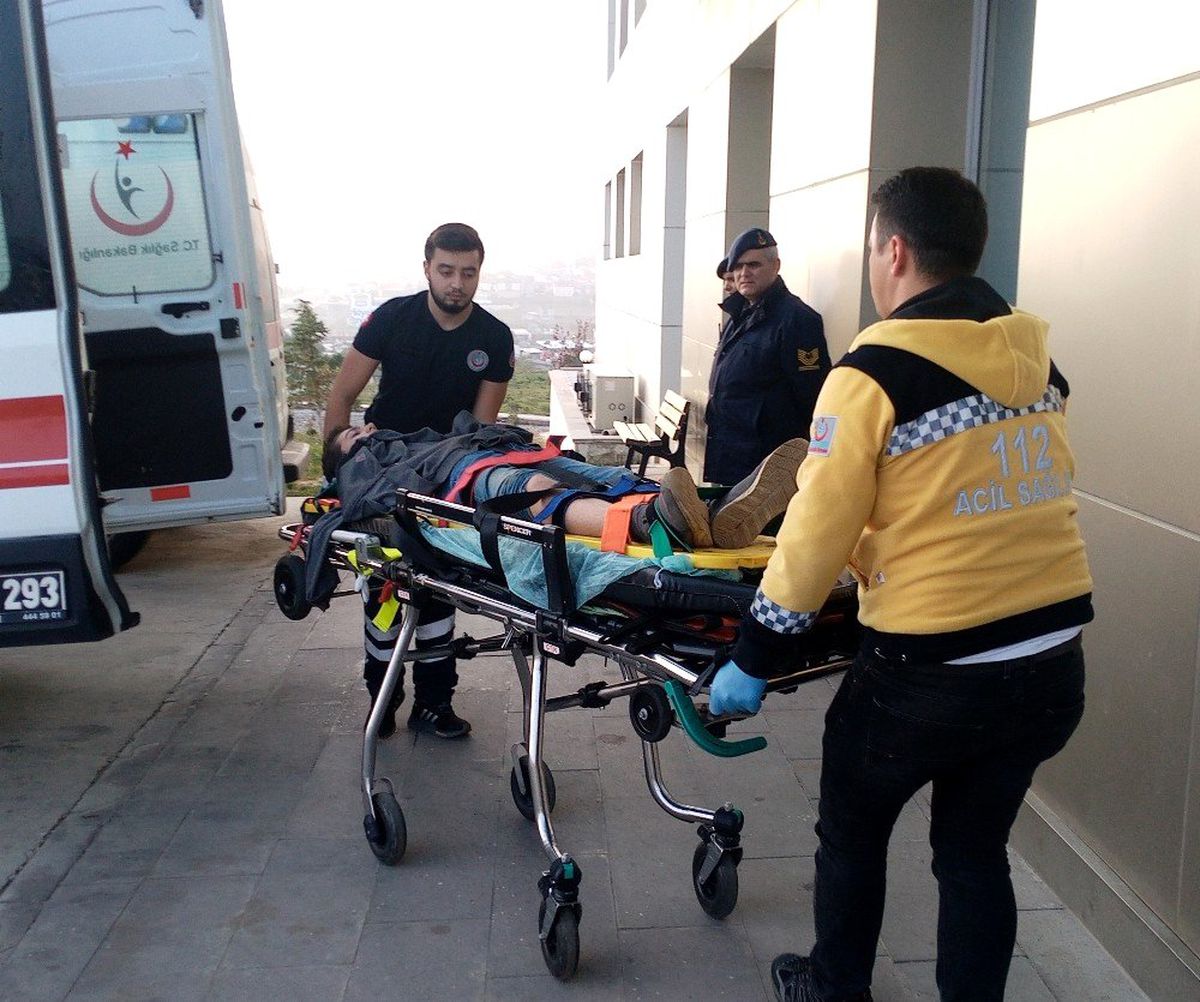 Odun yüklü römork devrildi: 3 yaralı