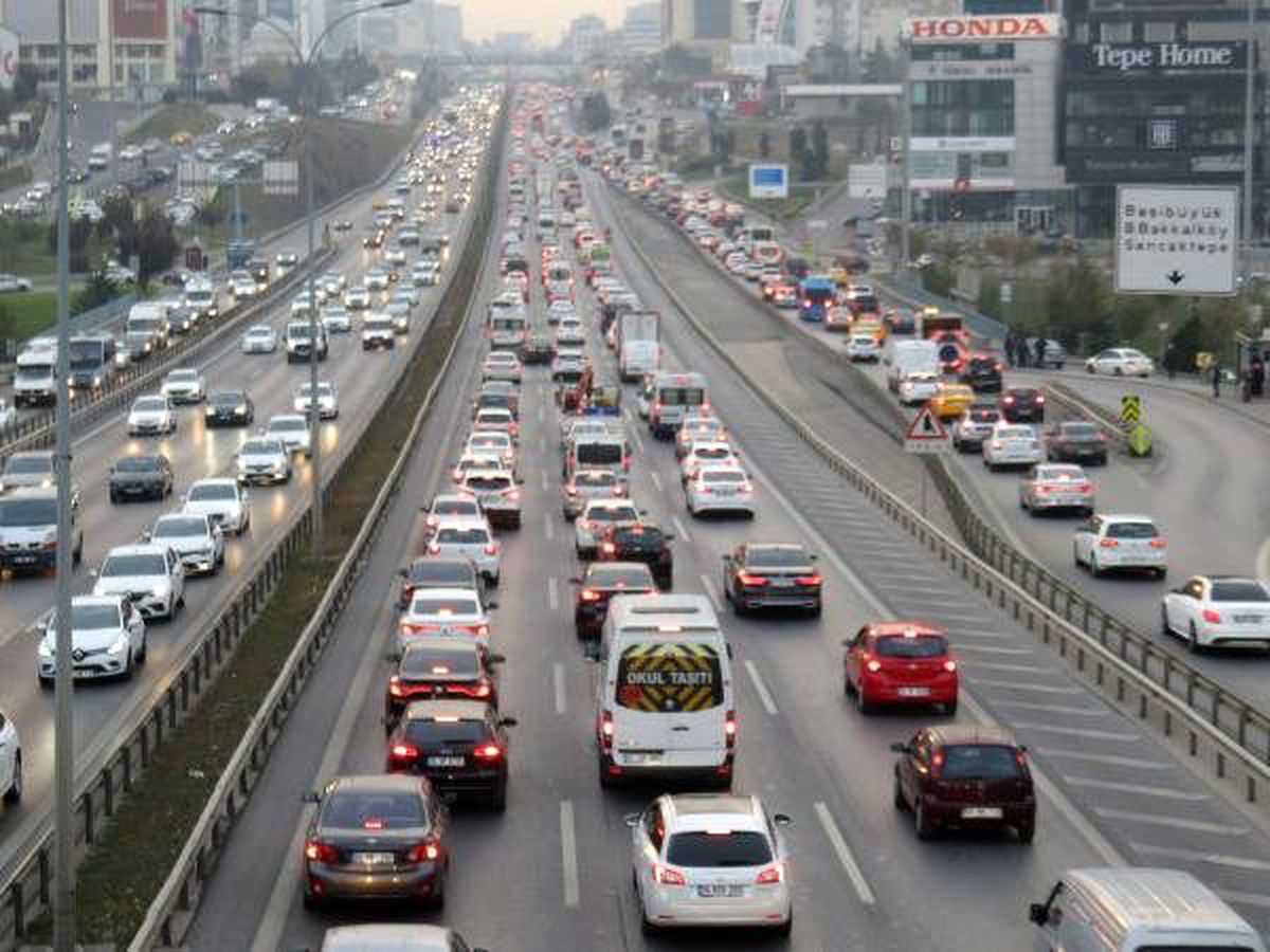 Okullar açıldı, İstanbul\'da trafik yoğunluğu yaşandı (1)