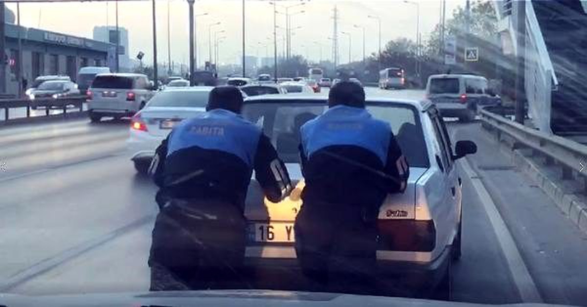 Otomobil yolda arızalandı, zabıtalar sürücüye iterek yardım etti