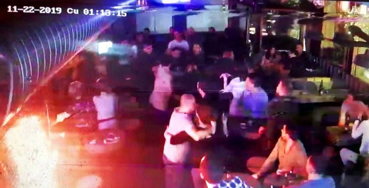 (Özel) Alkollü müşteri barda dehşet saçtı: 2 garson bıçaklandı