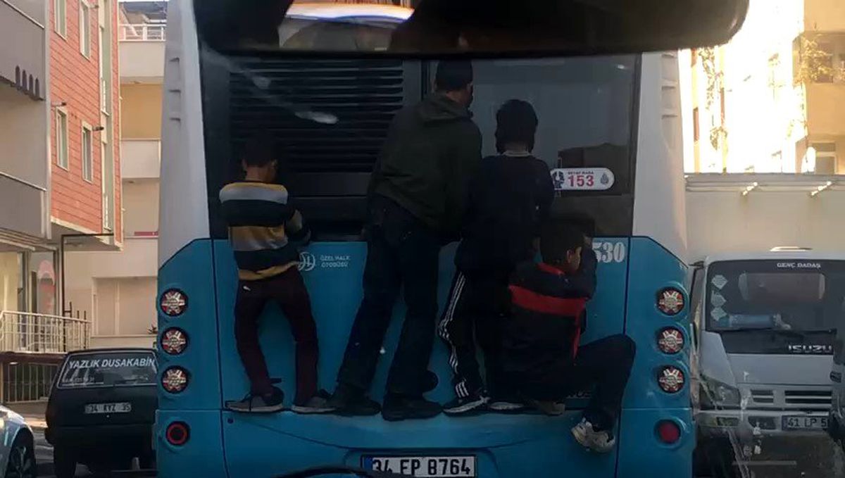 (Özel) Çocukların otobüs arkasında ölümüne yolculuğu kamerada