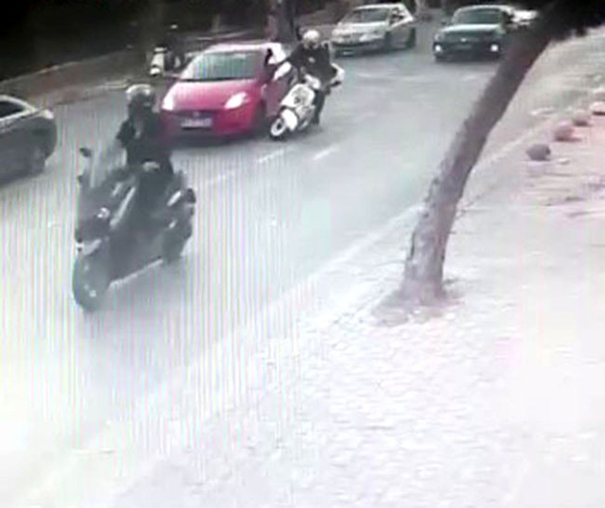 (Özel) Kontrolsüz şerit değiştiren sürücü az kalsın motosikletlinin ölümüne neden olacaktı