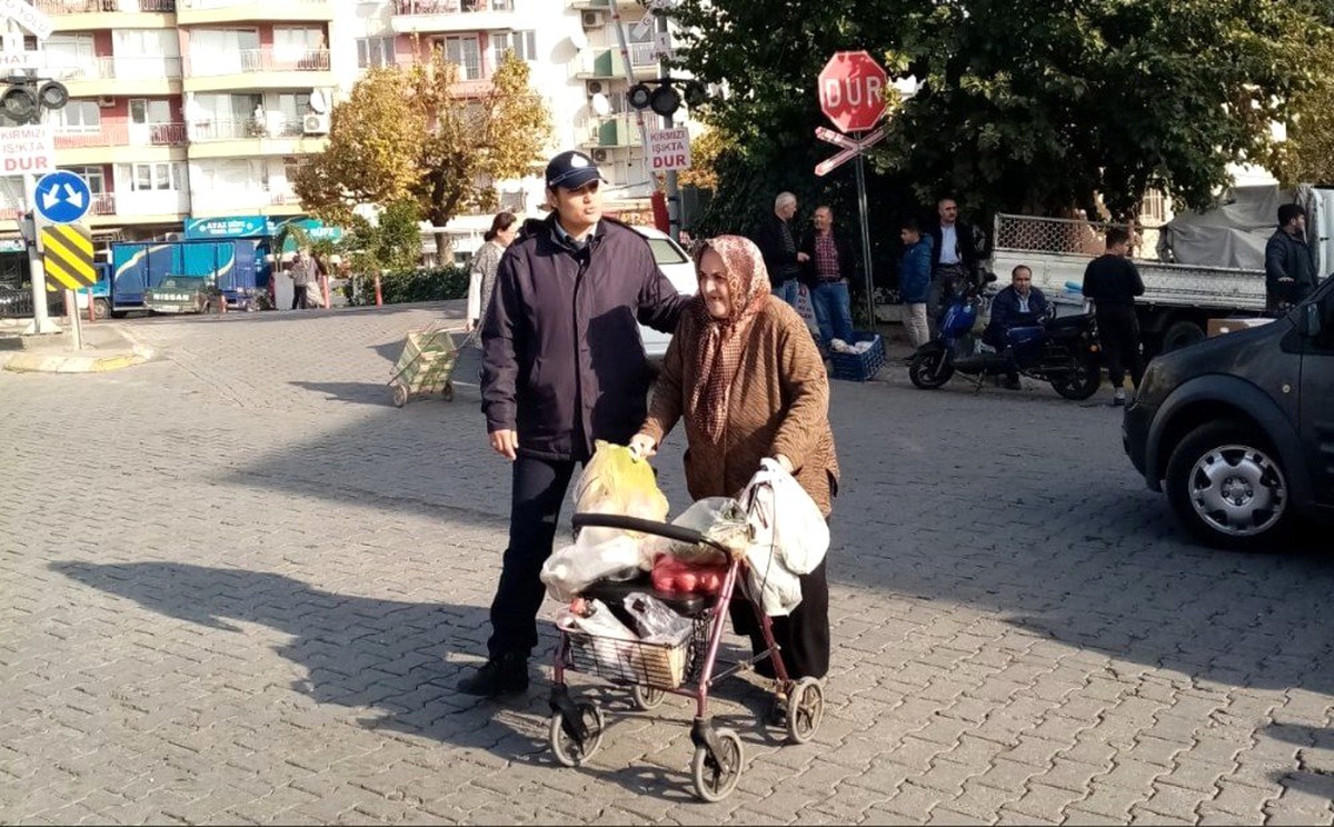 Pazaryerinde yaşlı ve engelliye zabıta yardımı