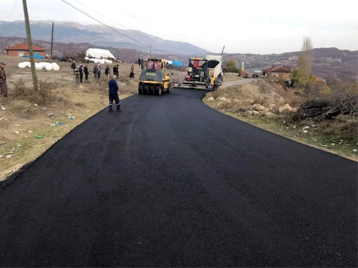 Şaphane\'de köy yollarına sıcak asfalt
