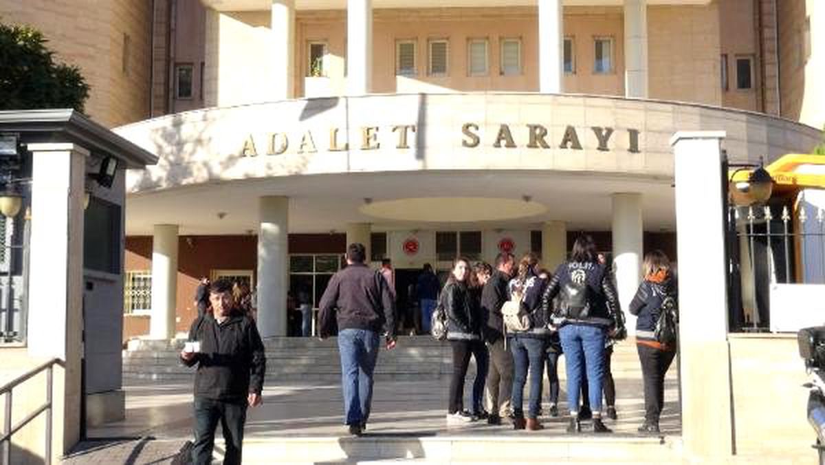 Şikayetçi olan arkadaşını, üzerine benzin döküp yaktı