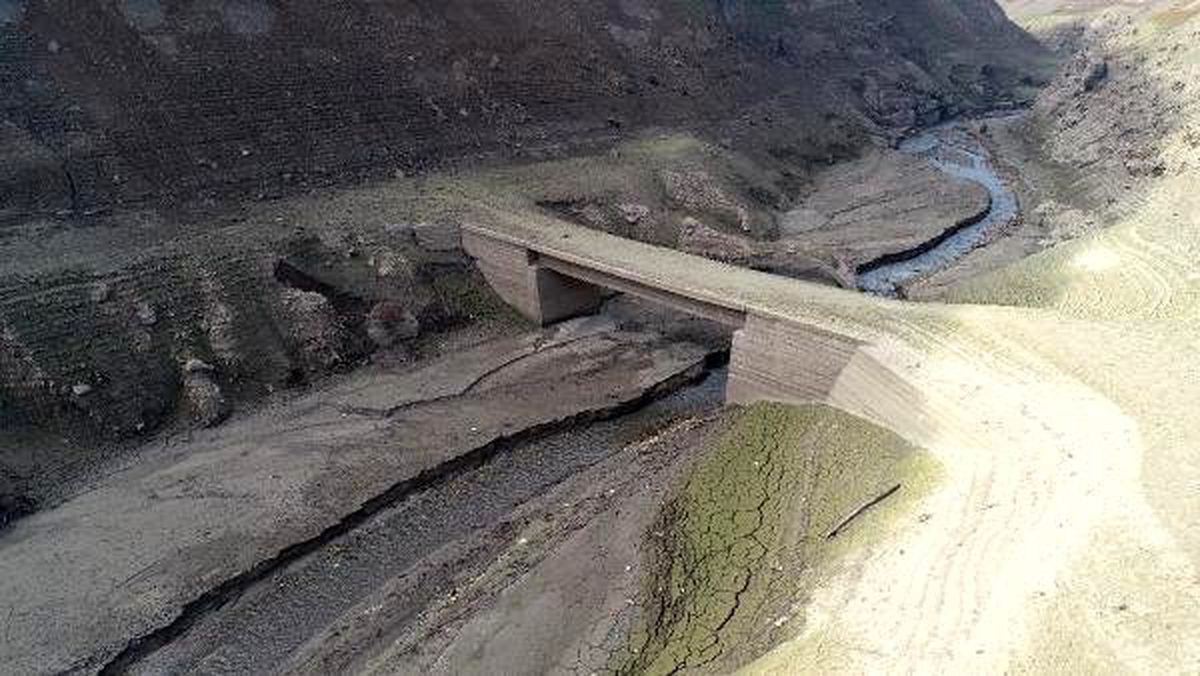 Sular çekildi, eski köprüler ortaya çıktı
