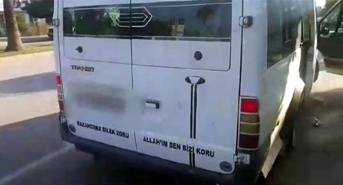 Tabureyle yolcu taşıdığı minibüse \'Allah\'ım sen bizi koru\' yazmış