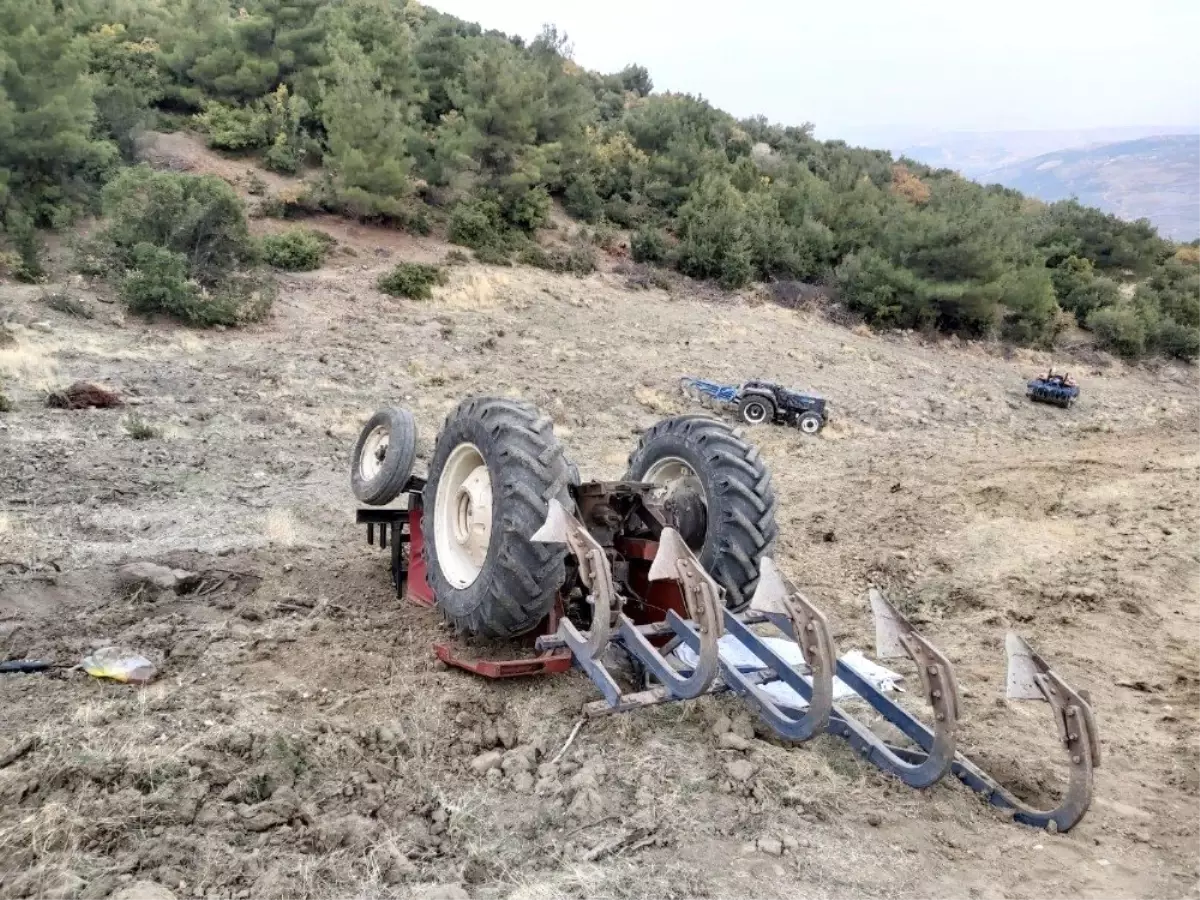 Tarlada traktör devrildi: 1 ölü