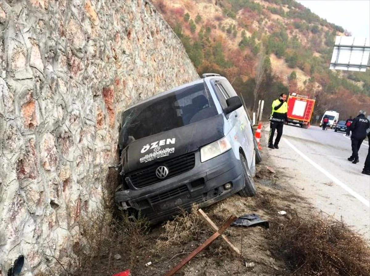 Taşova\'da kamyonet istinat duvarına çarptı: 2 yaralı