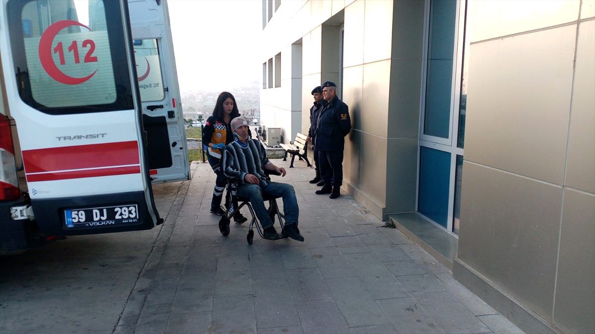 Tekirdağ\'da römorktaki odunlar devrildi: 3 yaralı
