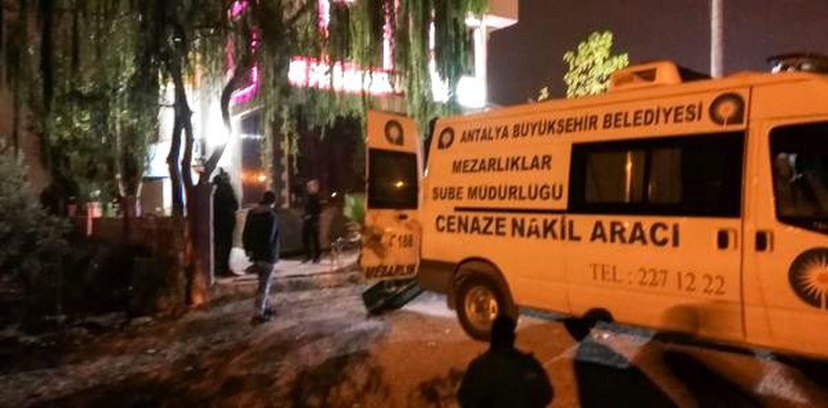 Telefonla konuşurken başından vurularak öldürüldü