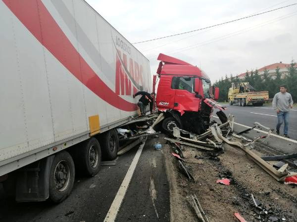 TIR bariyerlere çarptı; sürücü yaralı