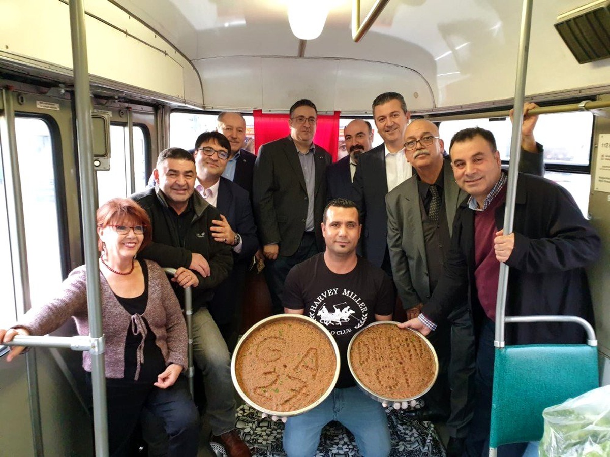 Tramvayda çiğ köfte ve baklava partisi