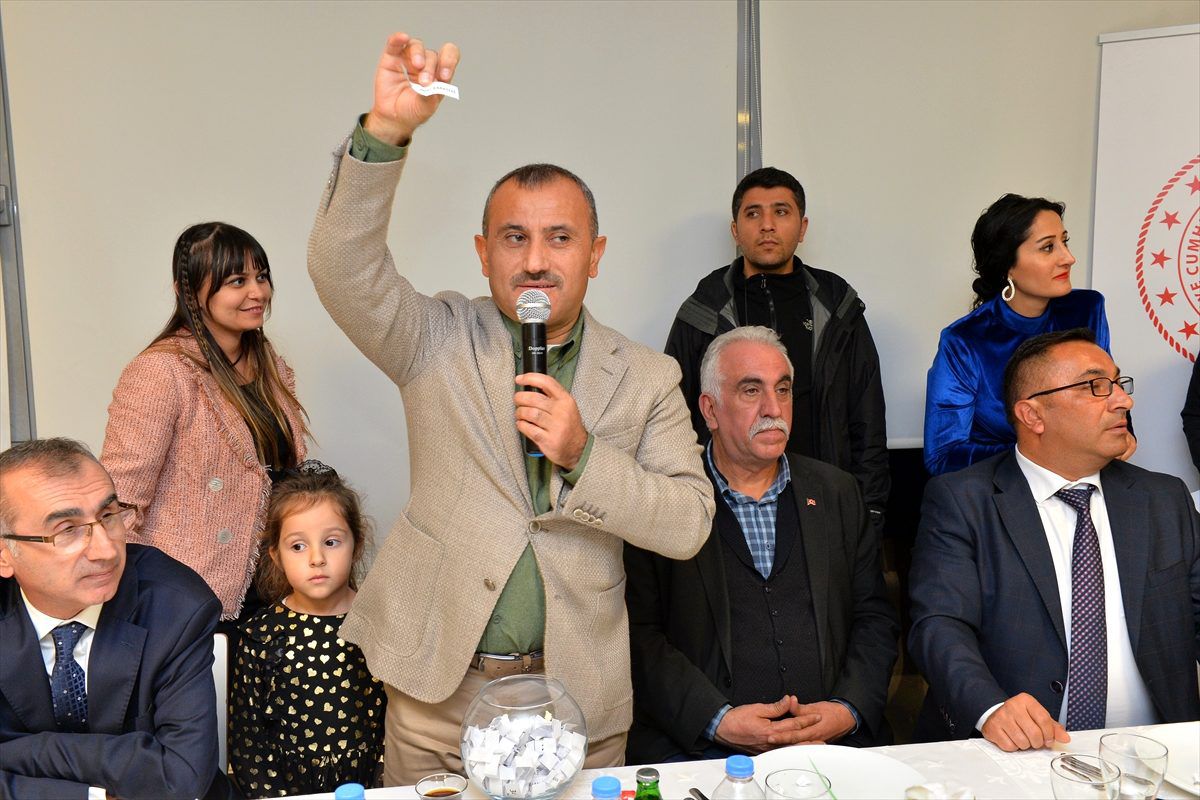 Tunceli Valisi Sonel\'den 24 öğretmene Barcelona tatili hediyesi