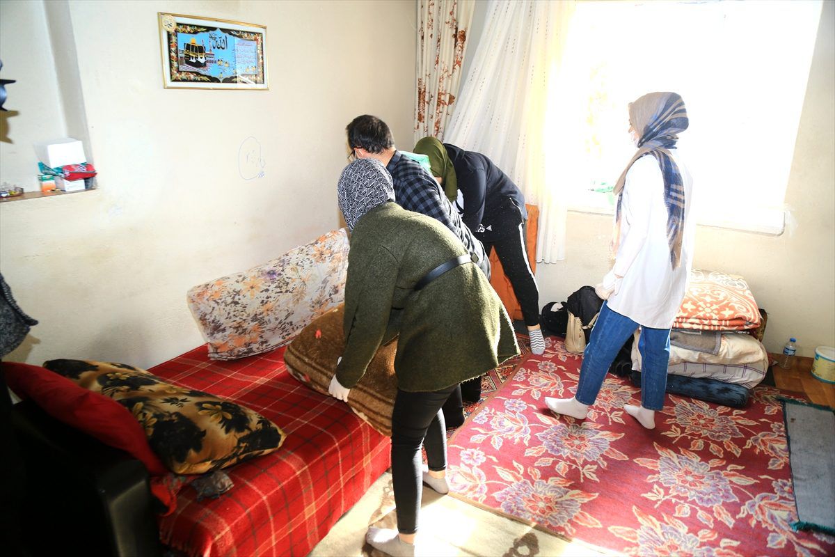 Üniversite öğrencileri belediye ekipleriyle ev temizledi