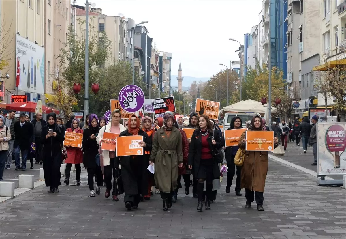 Uşak\'ta AK Partili kadınlar, kadına yönelik şiddete karşı yürüdü