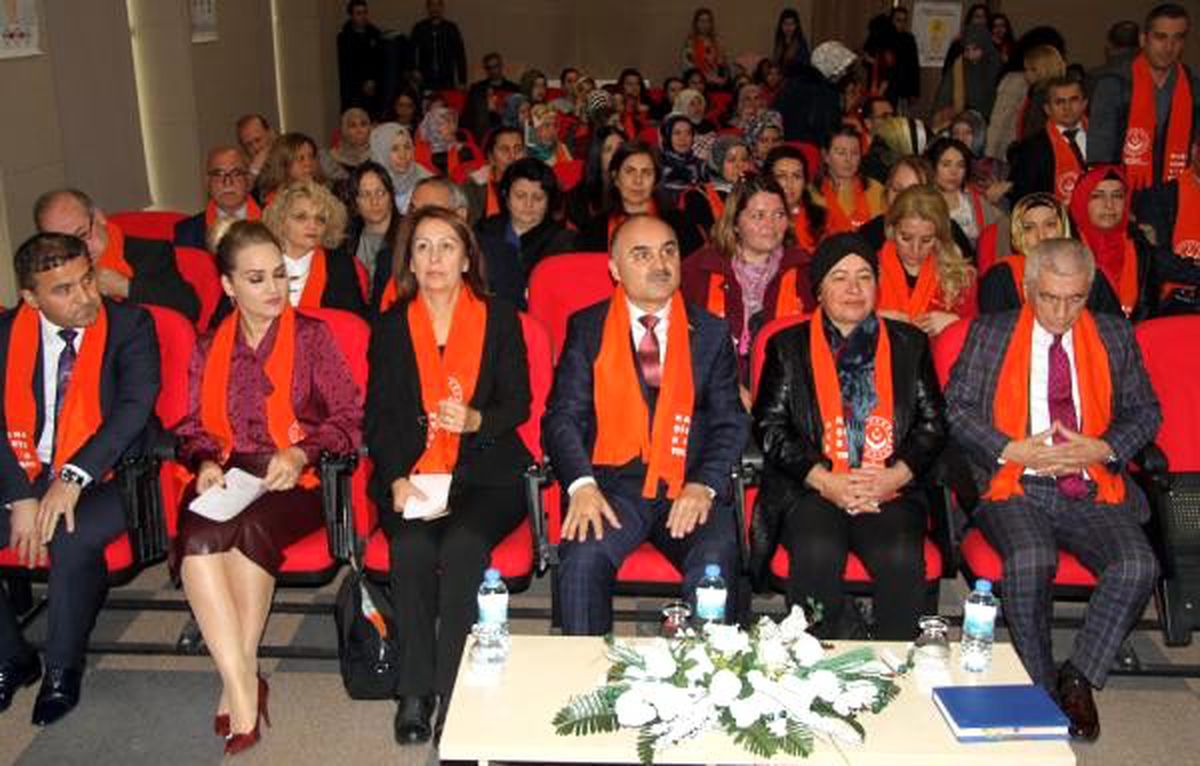 Vali, kadına şiddet panelinde cep telefonu numarasını paylaştı