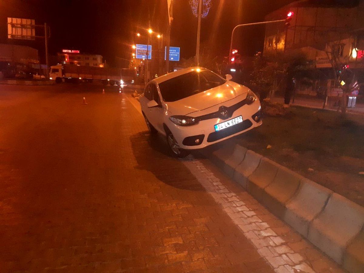 Virajı alamayan otomobil refüje çıktı