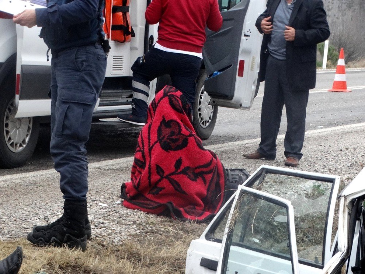 Yaralı üşümesin diye battaniye ile sardılar